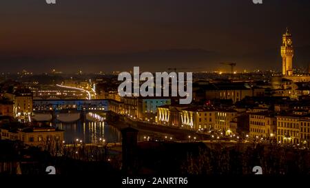Florenz, Italien - Januar 6, 2020: Blick über die Stadt bei Nacht. Der Fluss Arno, die Ponte Vechio und Signoria Tower. Stockfoto