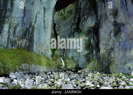 Gordale Scar Wasserfall ist in der Nähe von Malham in der schönen Yorkshire Dales entfernt. Diese Szene in der Nacht mit Fackeln beleuchtet. Stockfoto