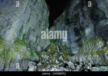 Gordale Scar Wasserfall ist in der Nähe von Malham in der schönen Yorkshire Dales entfernt. Diese Szene in der Nacht mit Fackeln beleuchtet. Stockfoto