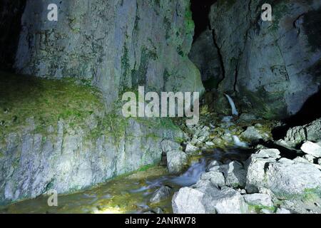 Gordale Scar Wasserfall ist in der Nähe von Malham in der schönen Yorkshire Dales entfernt. Diese Szene in der Nacht mit Fackeln beleuchtet. Stockfoto