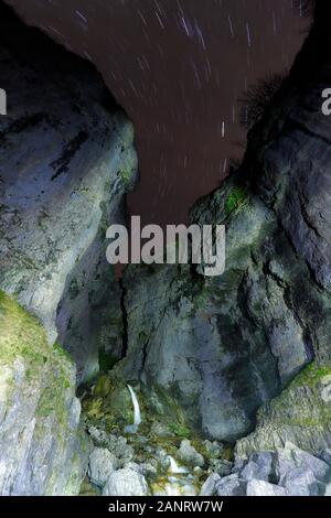 Gordale Scar Wasserfall ist in der Nähe von Malham in der schönen Yorkshire Dales entfernt. Diese Szene in der Nacht mit Fackeln beleuchtet. Stockfoto