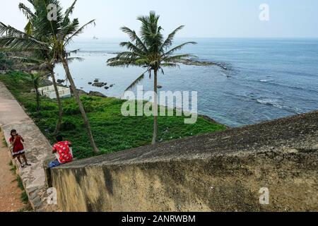 Galle, Sri Lanka - Januar 2020: Ein junges Paar, das am 14. Januar 2020 in Galle, Sri Lanka, Bilder an den Wänden des Galle Forts machte. Stockfoto