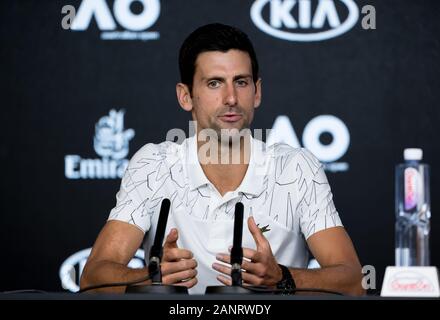 Melbourne, Australien. 19 Jan, 2020. Novak Djokovic aus Serbien besucht eine Pressekonferenz vor den Australian Open Tennismeisterschaften in Melbourne, Australien, Jan. 19, 2020. Credit: Zhu Hongye/Xinhua/Alamy leben Nachrichten Stockfoto