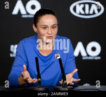 Melbourne, Australien. 19 Jan, 2020. Ashleigh Barty von Australien besucht eine Pressekonferenz vor den Australian Open Tennismeisterschaften in Melbourne, Australien, Jan. 19, 2020. Credit: Zhu Hongye/Xinhua/Alamy leben Nachrichten Stockfoto