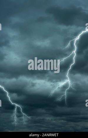 Stürmischer Himmel mit Blitz Stockfoto