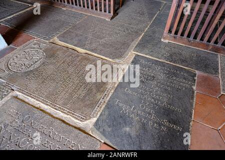 Galle, Sri Lanka - Januar 2020: Der Boden der Niederländisch-reformierten Kirche mit Grabsteinen alter niederländischer Friedhöfe im Galle-Fort am 14. Januar 2020 Stockfoto