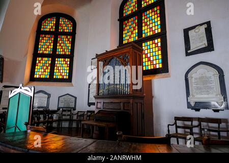 Galle, Sri Lanka - Januar 2020: Gedenkplatten rund um Pfeifenorgel schmücken am 14. Januar 2020 die Wand der Dutch Reformed Church im Galle Fort. Stockfoto