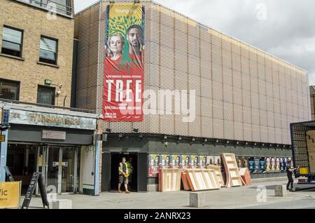 London, Großbritannien - 20 Juli 2019: Stagehands Landschaft außerhalb der berühmten Young Vic Theatre in der Waterloo Stadtteil Lambeth, London zu bewegen. Stockfoto