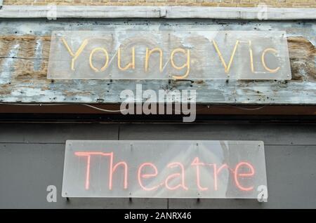 London, Großbritannien - 20 Juli, 2019: Neon für den berühmten Young Vic Theatre in der Waterloo Stadtteil Lambeth, London beleuchtet. Stockfoto