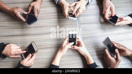 Gruppe von Freunden, die Smartphone verwenden - Menschen sehen, wie sie Spaß mit Mobiltelefonen haben - Technologietrends und Anwendungskonzept für soziale Netzwerke - Schwerpunkt Stockfoto