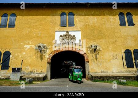 Galle, Sri Lanka - Januar 2020: Ein Tuk Tuk, das am 14. Januar 2020 vor dem Maritime Museum des Galle Fort in Galle, Sri Lanka, vorbeiführt. Stockfoto