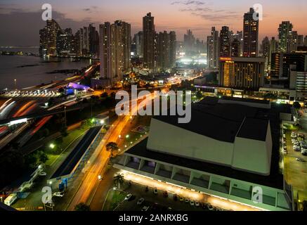 Panama City, Stadtzentrum Skyline und Bucht von Panama in der Dämmerung, Panama, Mittelamerika Stockfoto