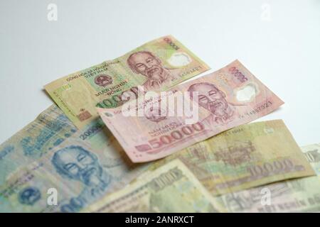 Geld Vietnamesische Dong (VND) auf weißem Hintergrund, Banknoten, Geld und asiatische Währung Konzept. Stockfoto