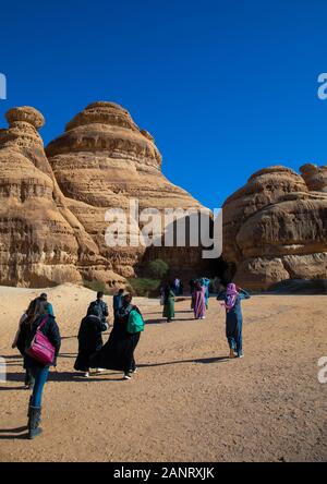 Touristen in al-Diwan in Jebel Ithlib, Al Madinah Province, Alula, Saudi-Arabien Stockfoto