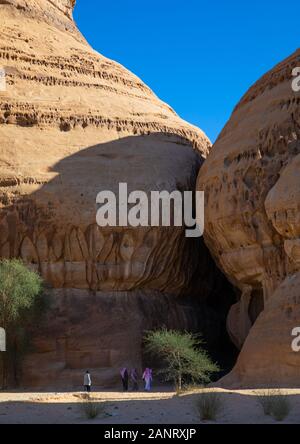 Touristen in al-Diwan in Jebel Ithlib, Al Madinah Province, Alula, Saudi-Arabien Stockfoto