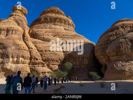 Touristen in al-Diwan in Jebel Ithlib, Al Madinah Province, Alula, Saudi-Arabien Stockfoto