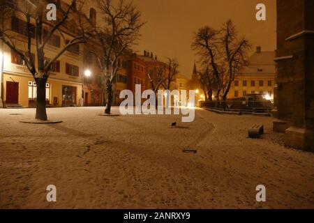 Eine verschneite, verschneite Nachtszene aus der schönen siebenbürgischen Stadt Sibiu. Bild von: Adam Alexander Stockfoto