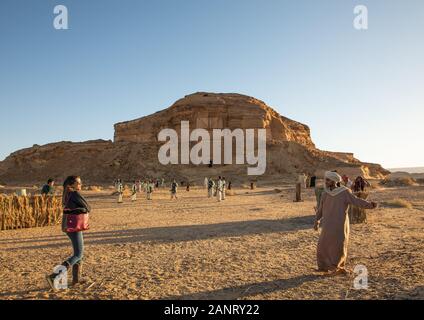 Saudi Schauspieler während einer historischen Spielen in ein Open Air Theater in Madain Saleh, Al Madinah Province, Alula, Saudi-Arabien Stockfoto