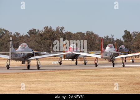 Vier North American T-28 Trojan Flugzeuge, die einst für die Pilotenausbildung durch die Vereinigten Staaten Military Line up auf einer Startbahn verwendet. Stockfoto