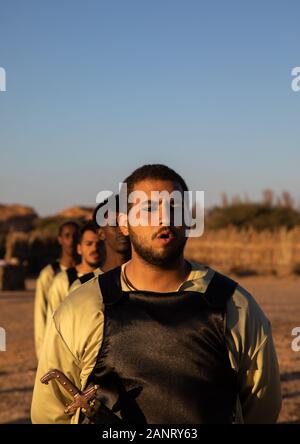 Saudi Schauspieler während einer historischen Spielen in ein Open Air Theater in Madain Saleh, Al Madinah Province, Alula, Saudi-Arabien Stockfoto