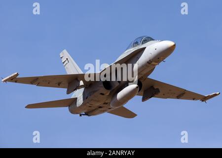 Royal Australian Air Force (RAAF) McDonnell Douglas F/A-18B Hornet Jets ein 21-115 von Nr. 2 Operational Conversion Unit bei RAAF Williamto basierend Stockfoto