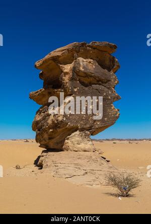 Hierogliphs auf einem Felsen in der Wüste, Provinz Najran, Thar, Saudi-Arabien Stockfoto