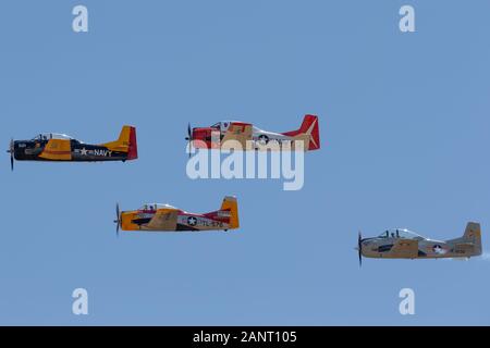 Bildung von vier North American T-28 Trojan Flugzeuge, die einst für die Pilotenausbildung durch Militär der Vereinigten Staaten verwendet. Stockfoto