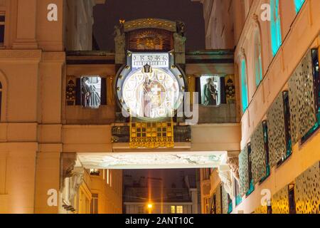 Ankeruhr Clock bei Nacht, Wien, Österreich Stockfoto