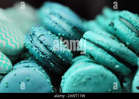 Abstrakte Lecker und schöne Makronen auf Verkauf. Close Up. Getönten trend Farbe - Blau. Farbe von 2020. Stockfoto