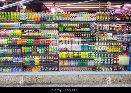 Getränkevorstellung in Dosen und Flaschen, Schottentor Station, Universitätsstation Wien, Österreich. Stockfoto