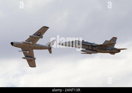 Royal Australian Air Force McDonnell Douglas F/A-18B Hornet Jets, die sich in der Ausbildung mit ehemaligen RAAF CA-27 Sabre. Stockfoto
