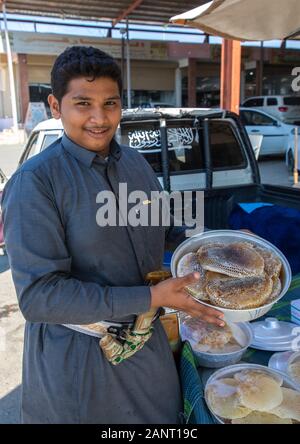 Saudi mann Verkauf von Waben und Honig, die in einem Markt Asir Provinz, Rijal Alma, Saudi-Arabien Stockfoto