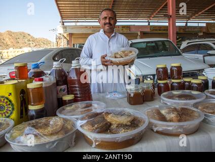 Porträt einer saudi-mann Verkauf von Waben und Honig, die in einem Markt Asir Provinz, Rijal Alma, Saudi-Arabien Stockfoto