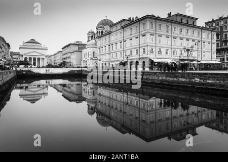 Triest - Dezember 2016, Italien: Spiegel spiegelte historische Gebäude im Wasserkanal im Zentrum der Stadt wider Stockfoto