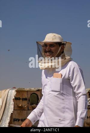 Saudi Imker arbeiten in der Bienenstöcke, Provinz Jizan Addarb, Saudi-Arabien Stockfoto