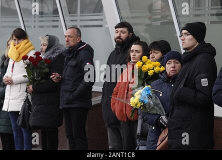 Kiew, Ukraine. 19 Jan, 2020. Verwandte und Freunde kommen bei einem Festakt zu Ehren, die Erinnerung an die Opfer des Flugzeugabsturzes der Ukraine International Airlines im Iran, am Internationalen Flughafen Boryspil in der Nähe von Kiew, Ukraine, am 19. Januar 2020. Die Körper von 11 Ukrainer, darunter 9 UIA Besatzungsmitglieder und 2 Passagiere, wurden durch den Iran in die Ukraine übergeben. Die Ukrainische UIA Flugzeug an einem Tehran-Kiev Flug, mit 167 Passagiere und 9 Besatzungsmitglieder, wurde von einer Rakete am 8. Januar 2020 erschossen. Alle 176 Menschen an Bord starben. Credit: Serg Glovny/ZUMA Draht/Alamy leben Nachrichten Stockfoto