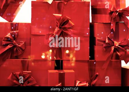 Leuchtend rote Boxen stehen auf der jeweils anderen. Das Konzept der 14. Februar ist Valentinstag. Close Up. Stockfoto