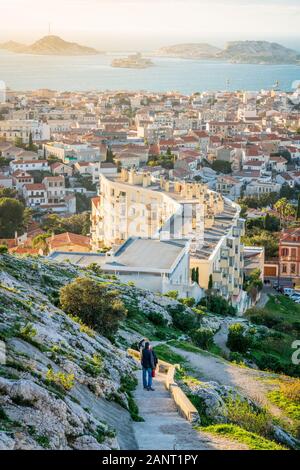 Marseille vertikale Stadtlandschaft mit Leuten, die bei Sonnenuntergang auf Frioul-inseln in Marseille Frankreich Stockfoto