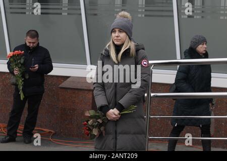 Kiew, Ukraine. 19 Jan, 2020. Verwandte und Freunde kommen zu einem Festakt zu Ehren, die Erinnerung an die Opfer des Flugzeugabsturzes der Ukraine International Airlines im Iran, am Internationalen Flughafen Boryspil in der Nähe von Kiew, Ukraine, am 19. Januar 2020. Die Körper von 11 Ukrainer, darunter 9 UIA Besatzungsmitglieder und 2 Passagiere, wurden durch den Iran in die Ukraine übergeben. Die Ukrainische UIA Flugzeug an einem Tehran-Kiev Flug, mit 167 Passagiere und 9 Besatzungsmitglieder, wurde von einer Rakete am 8. Januar 2020 erschossen. Alle 176 Menschen an Bord starben. Credit: Serg Glovny/ZUMA Draht/Alamy leben Nachrichten Stockfoto