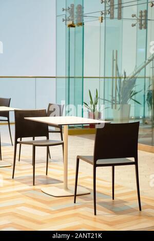 Schönen Innenraum im Business Center mit einem Tisch und Stühlen, Wände aus Glas. Vertikale. Stockfoto