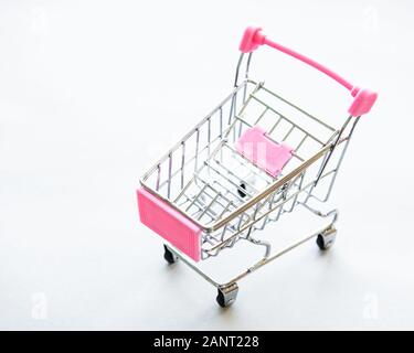 Kleiner Supermarkt Lebensmittelgeschäft Push Cart für Shopping auf weißem Hintergrund. Stockfoto