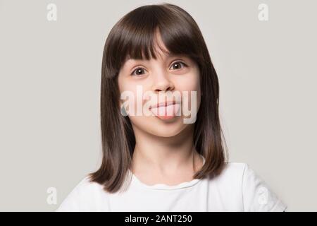 Nahaufnahme Kopf geschossen Portrait happy kleines Mädchen mit Zunge. Stockfoto