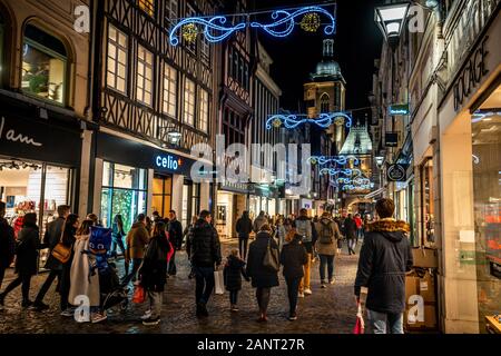 Rouen, Frankreich, 23. Dezember 2019: Rue du Gros Horloge oder Große Uhr Fußgängerzone in der Nacht voller Menschen in Rouen Frankreich beleuchtet Stockfoto