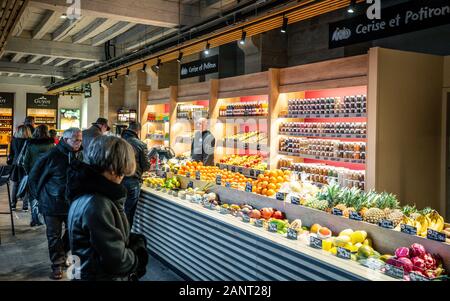 Lyon, Frankreich, vom 2. Januar 2020: Obst und Gemüse shop in Les Halles du Grand Hotel-Dieu eine überdachte Markt in Lyon Frankreich Stockfoto