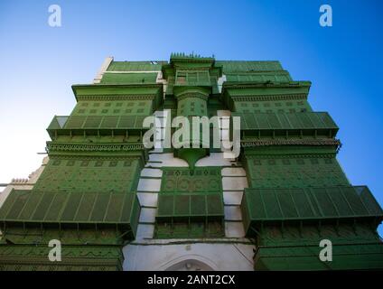 Altes Haus mit grünen Holzmöbeln mashrabiya in al-Balad Viertel, Mekka Provinz, Jeddah, Saudi-Arabien Stockfoto
