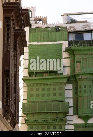 Altes Haus mit grünen Holzmöbeln mashrabiya in al-Balad Viertel, Mekka Provinz, Jeddah, Saudi-Arabien Stockfoto