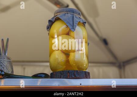 Stadt Riga, Lettland. Street Restaurant Food Festival. Zitronen in ein Glas. 18.01.2020 Stockfoto