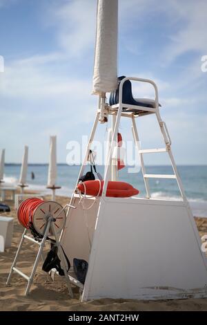 Baywatch im Coccaro Beach Club in Apulien an einem sonnigen Tag im September. Der Strand ist leer, also kein Rettungsschwimmer. Stockfoto