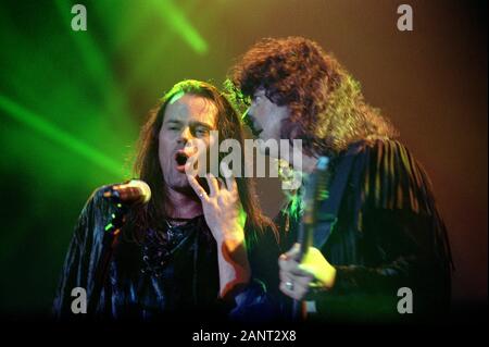 Milano Italien 28/10/1995 Live Konzert von Ritchie Blackmore's Rainbow am Palalido: Doogie White und Ritchie Blackmore Stockfoto