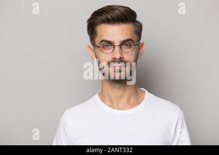 Junger Mann tragen Brillen Kopf schließen oben geschossen Portrait. Stockfoto